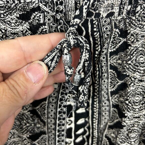 American Eagle Women's Sz M Black and White Draw String Lightweight Shorts - Picture 3 of 4